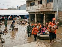 Bantu Korban Banjir Bandang